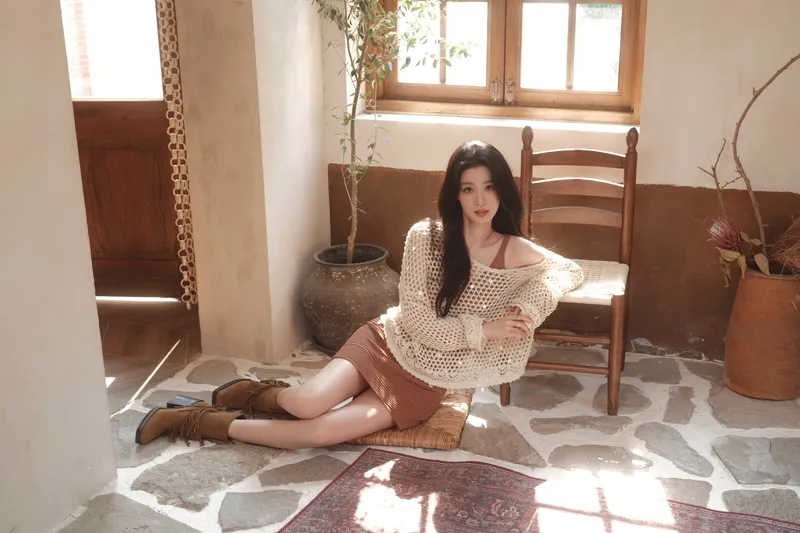 王楚然居家坐在地上