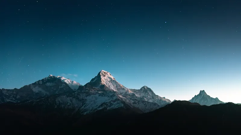 星空下的喜马拉雅山峰