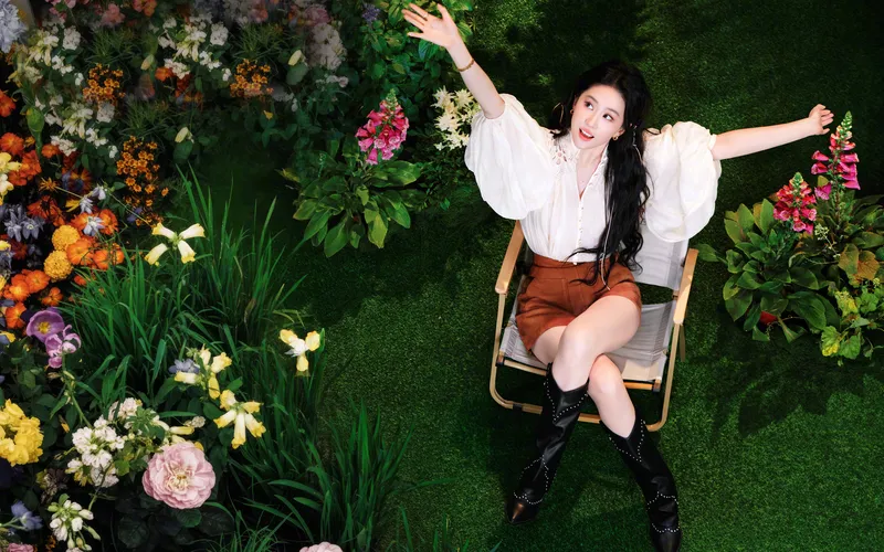 花园里的刘亦菲张开胳膊