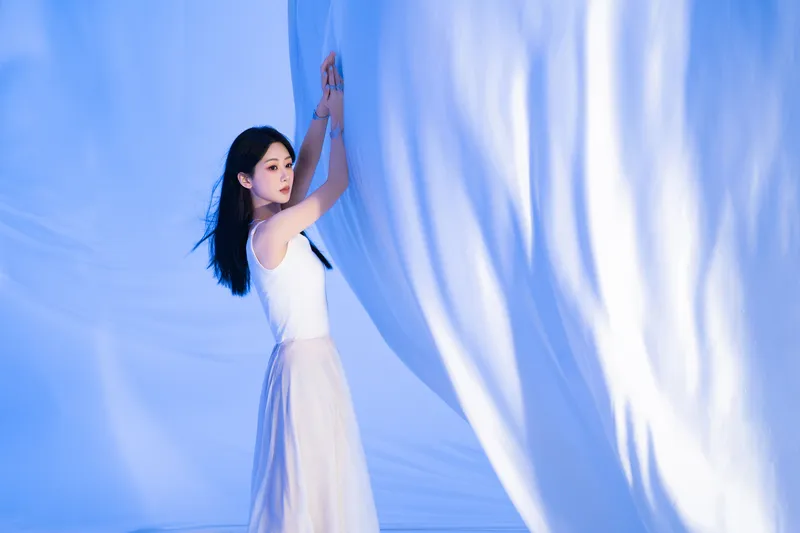 杨紫手臂放在飘荡的白色帘子上