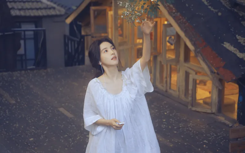 章若楠晚上白裙碰树上的花