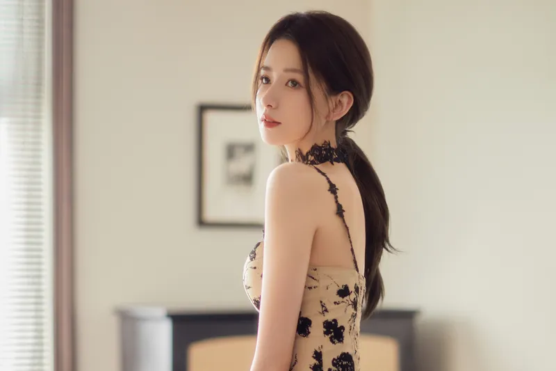 长发美女王秋紫吊带路肩裙