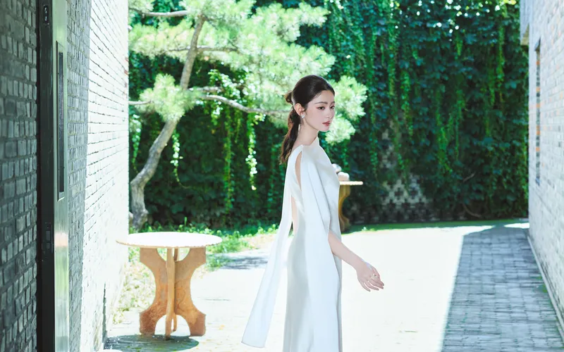 赵晴白色裙子站在院子里