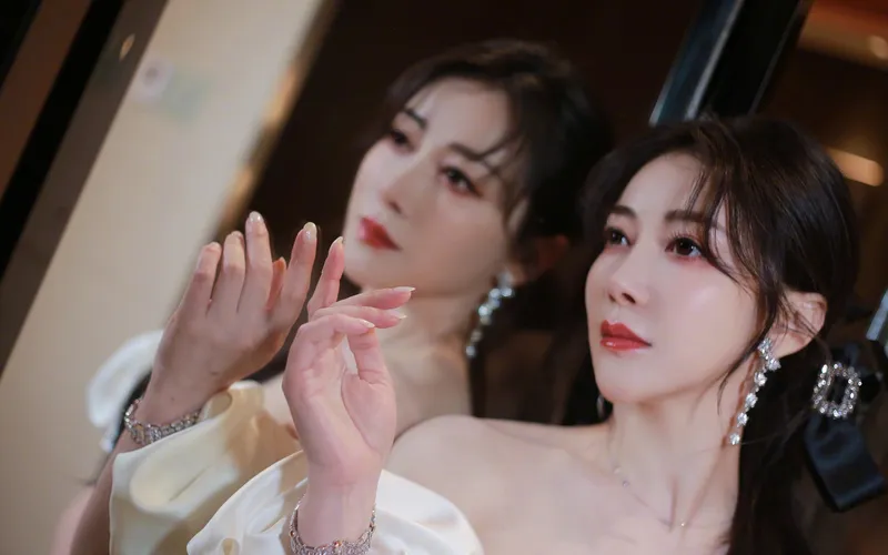 陈紫函容妆路肩照镜子