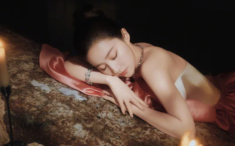 刘亦菲粉色裙子铺石头上闭眼躺着