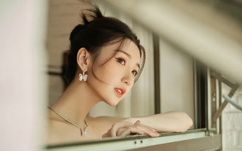 毛晓彤趴在窗台看外面