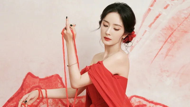 杨幂中国红吊带并摆弄着吊带