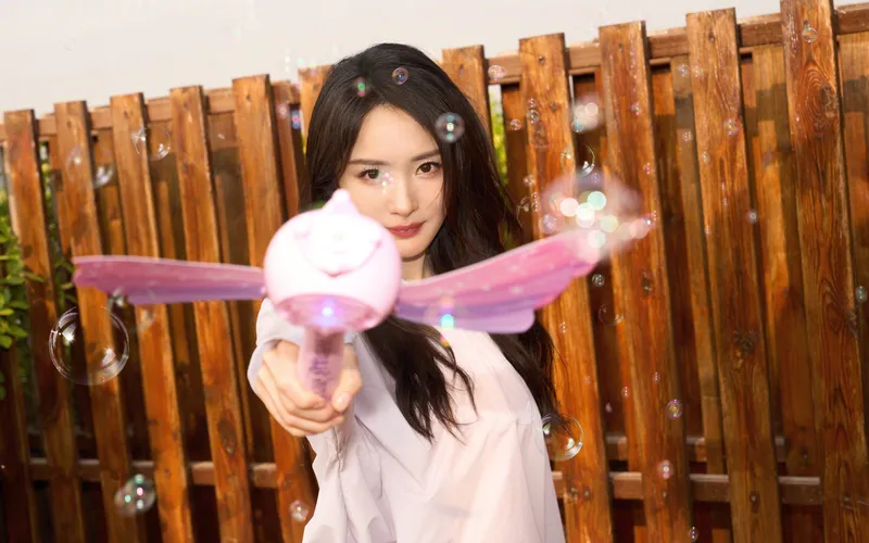 杨幂手举粉丝玩具蜻蜓装嫩