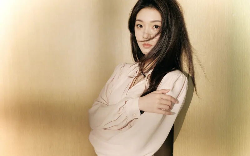 陈瑶乌黑的长发素养站在墙边