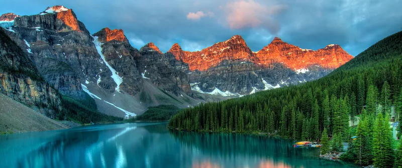 阴天冰碛湖两边的山峰和树林
