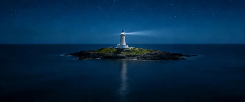 晚上蔚蓝色大海上的灯塔