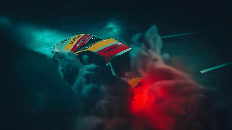 尼桑跑车在赛场腾起的灰尘