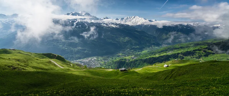 绿绿的山地和远处的雪山