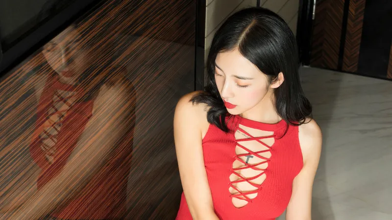 凌雪 红色性感妆