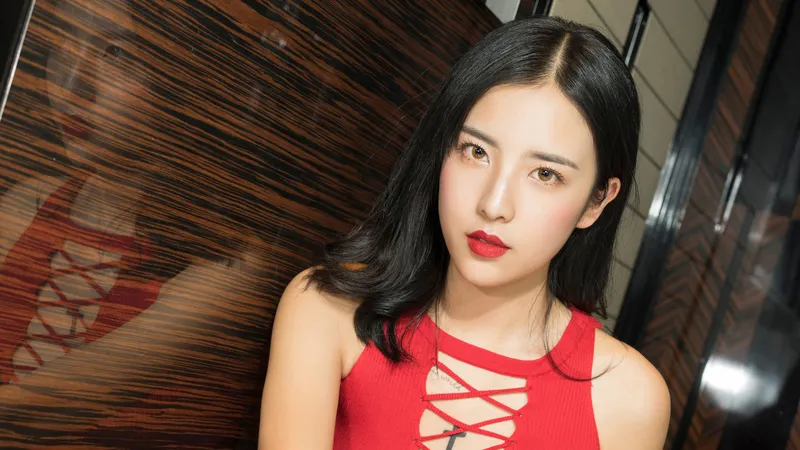 凌雪 红色性感妆写真