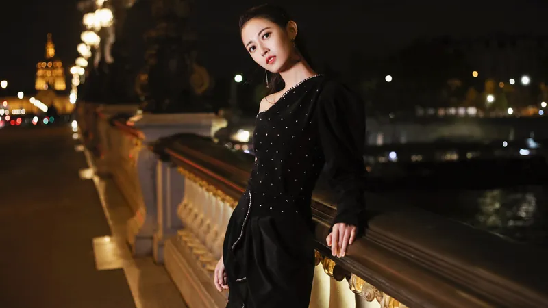 陈钰琪现代照片夜拍黑色连衣裙