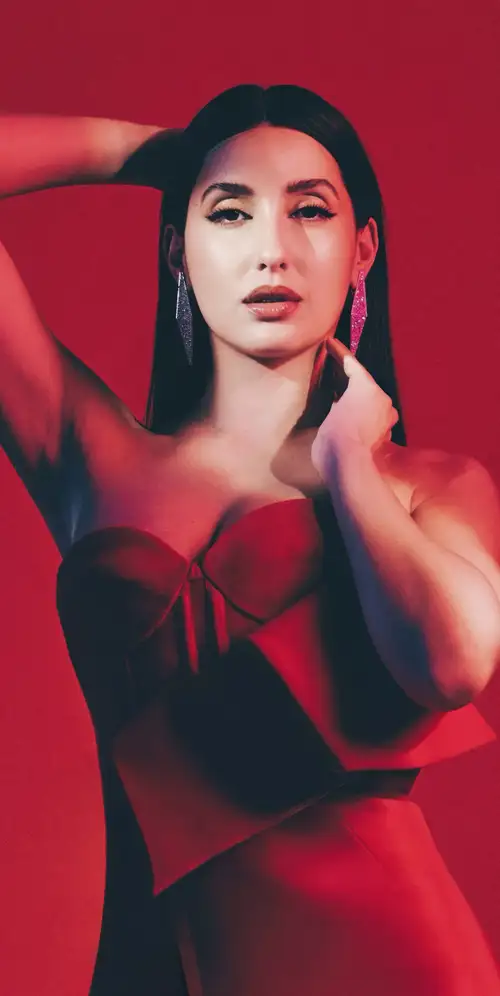 Nora Fatehi红色背景3K手机壁纸