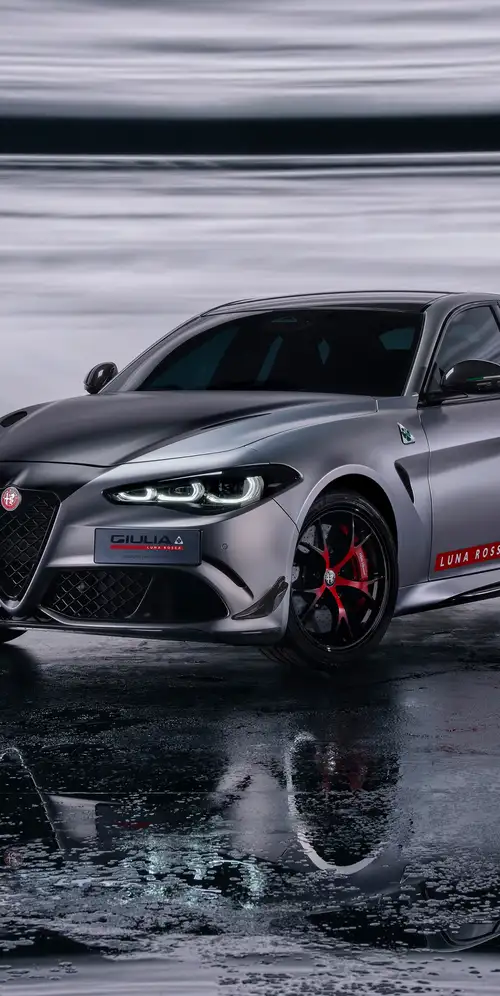 阿尔法·罗密欧Giulia Quadrifoglio Luna Rossa