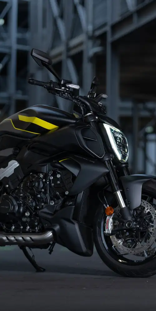 杜卡迪Diavel V4黑色跑车2025