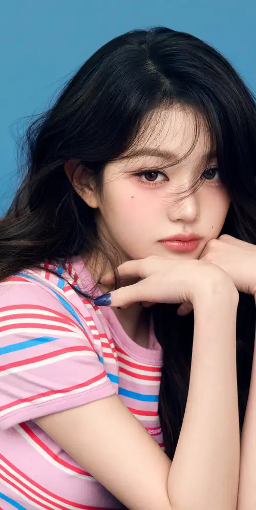 Jang Wonyoung蓝色背景