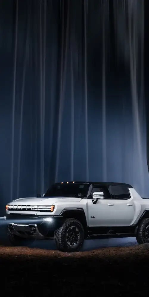 GMC悍马电动汽车夜间