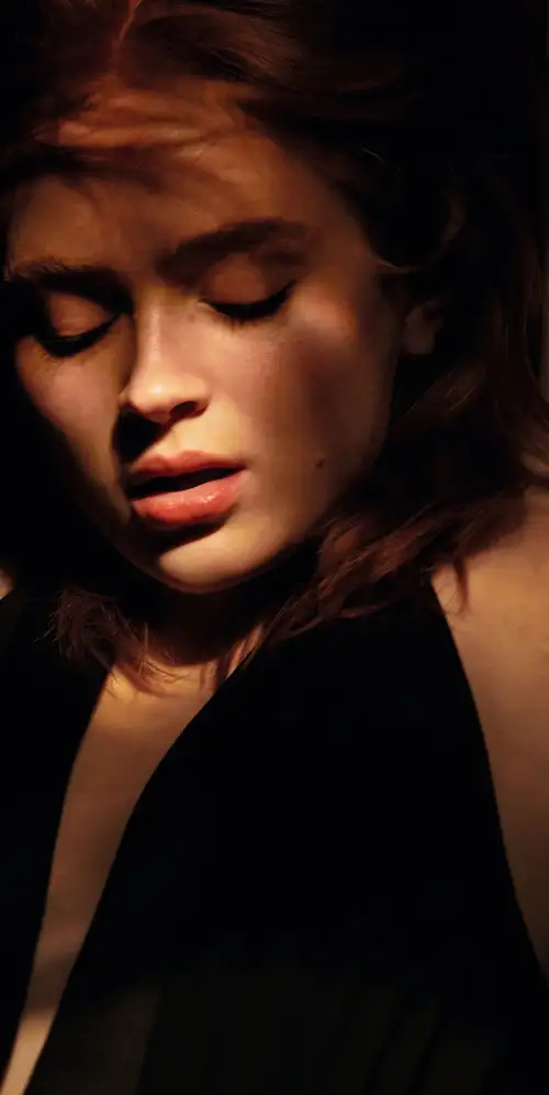 Sadie Sink深色背景