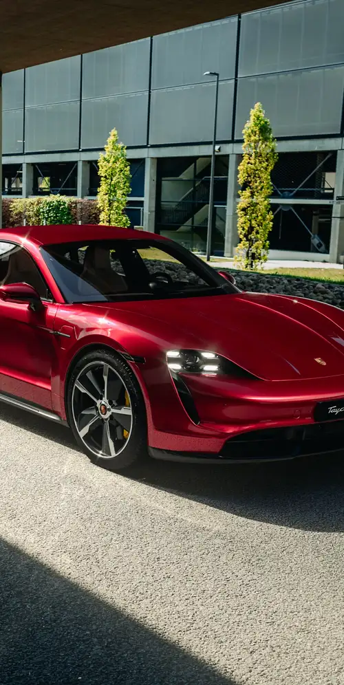 保时捷Taycan Turbo S红色轿车