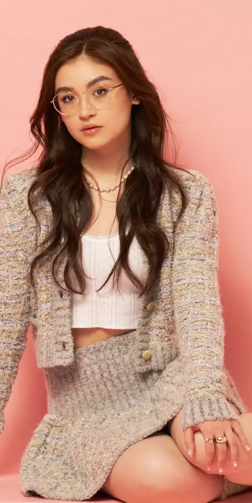 Anna Cathcart桃色背景