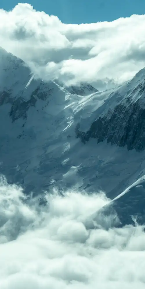 云雾缭绕的山脉