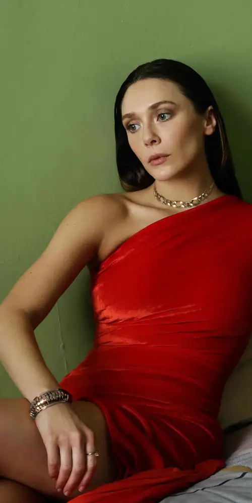 伊丽莎白·奥尔森红色连衣裙