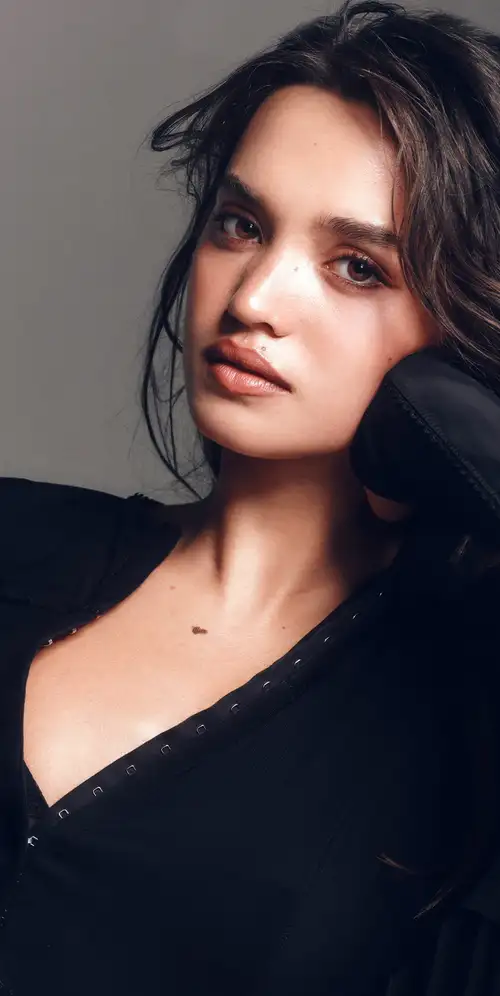 索菲亚·哈蒙斯黑色连衣裙