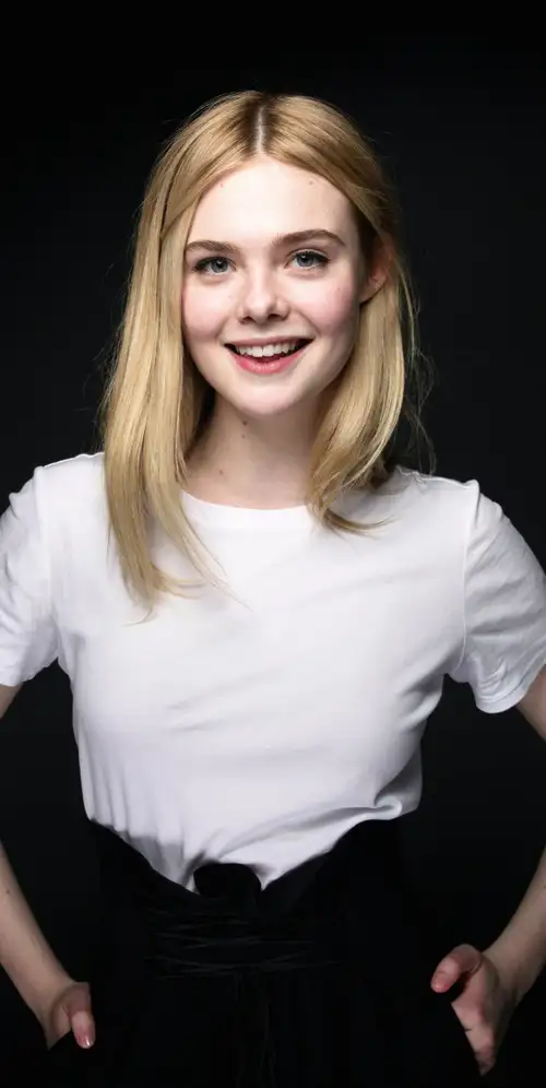 Elle Fanning深色背景