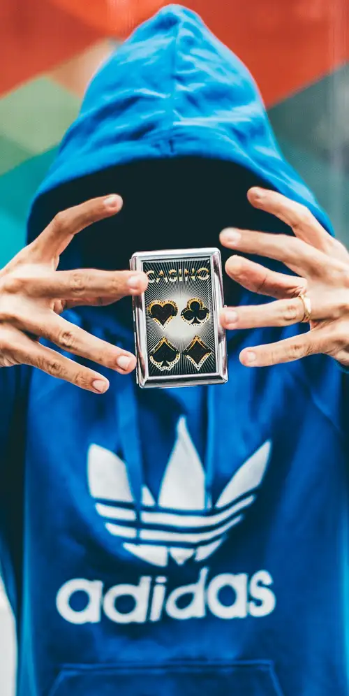 阿迪达斯连帽衫