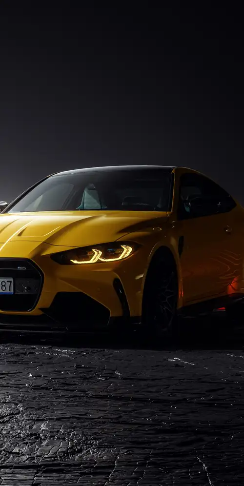 宝马M4竞赛深色背景