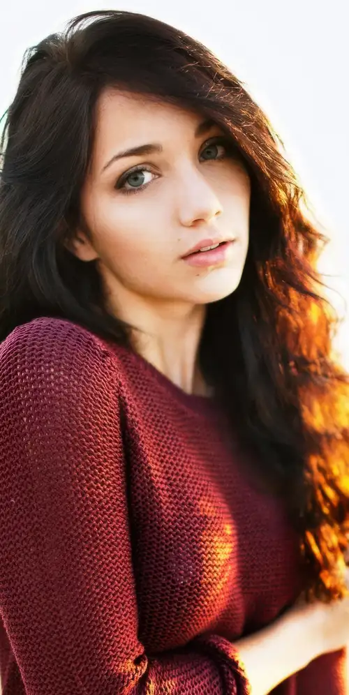 Emily Rudd白色背景