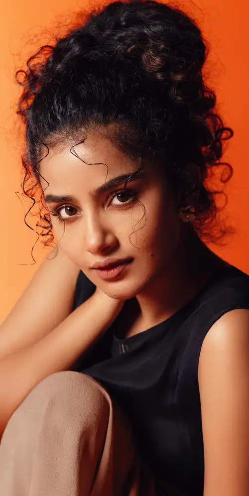 Anupama Parameswaran橙色背景