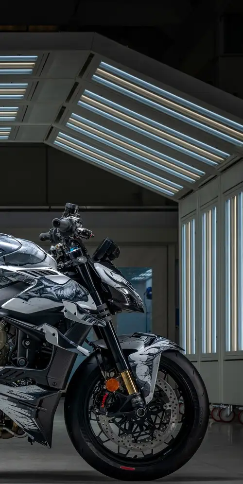 杜卡迪街头霸王V4兰博基尼Centauro 2024