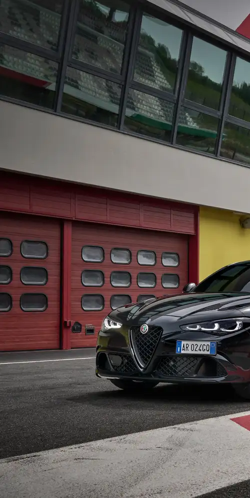 阿尔法·罗密欧Giulia Quadrifoglio超级跑车