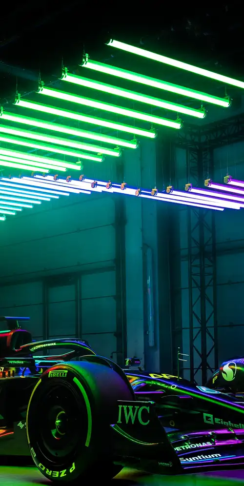 梅赛德斯AMG F1 W14 E性能霓虹灯