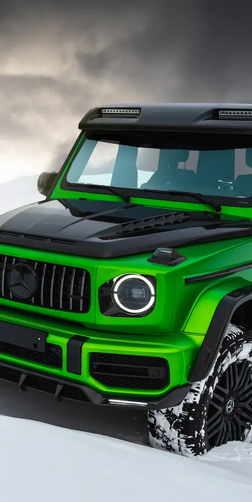 雪地覆盖的梅赛德斯AMG 63