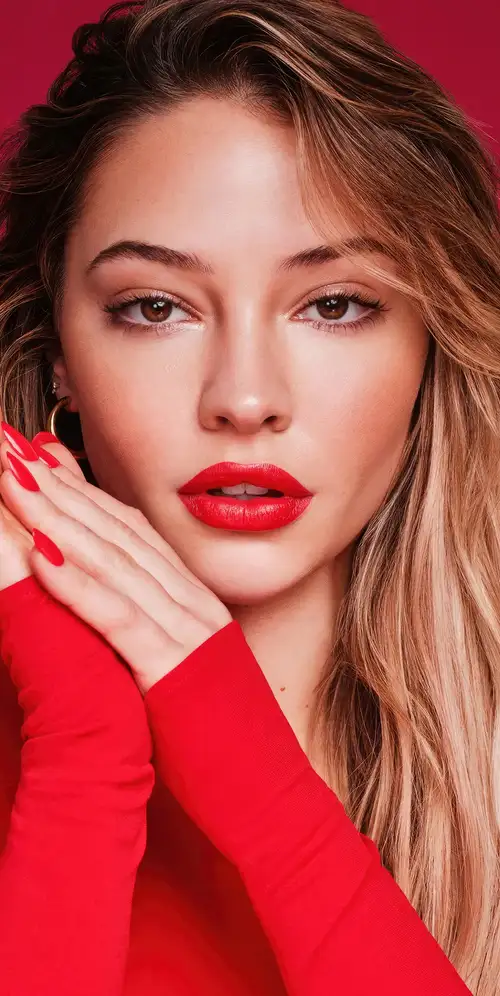 Madelyn Cline红色背景