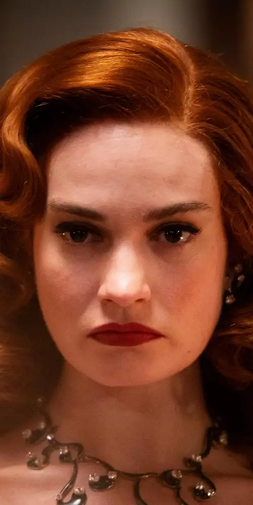 莉莉·詹姆斯在《最后通牒》中饰演约瑟芬·世界语阿尔巴