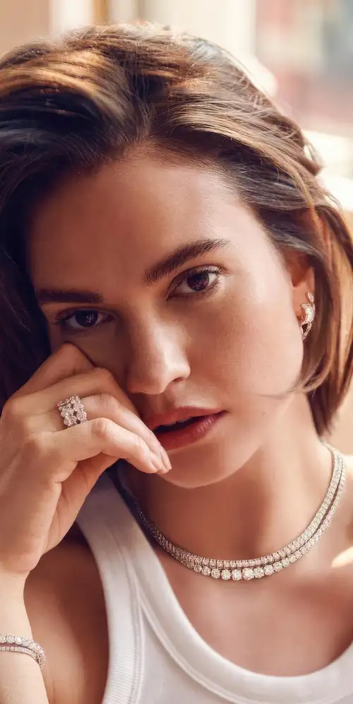 女演员莉莉·詹姆斯