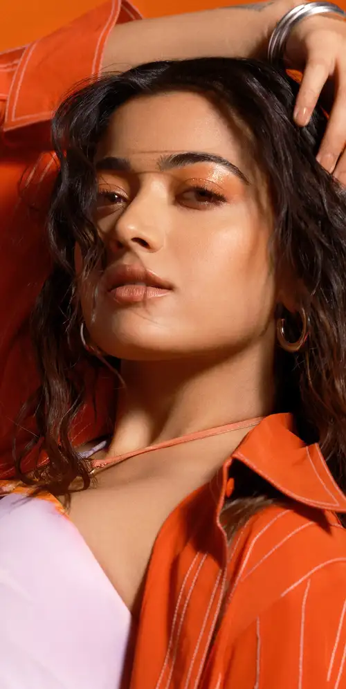 Rashmika Mandanna橙色背景