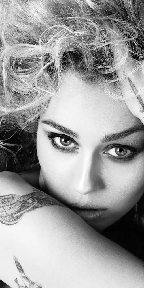 麦莉·赛勒斯英国版《Vogue》2023年拍摄照片