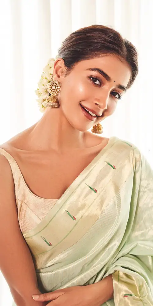 女演员Pooja Hegde在Saree