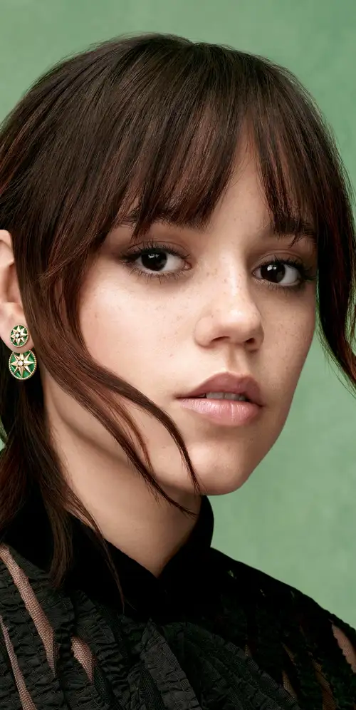 Jenna Ortega绿色背景