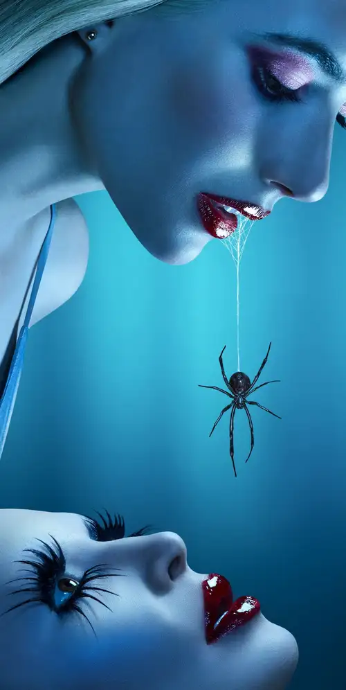 艾玛·罗伯茨和金·卡戴珊在《美国恐怖故事：精致》中