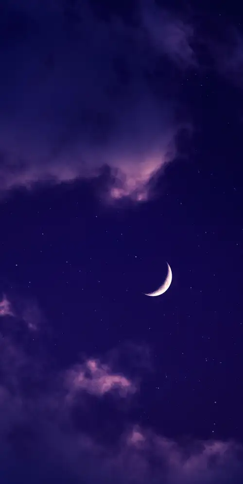 新月紫色天空
