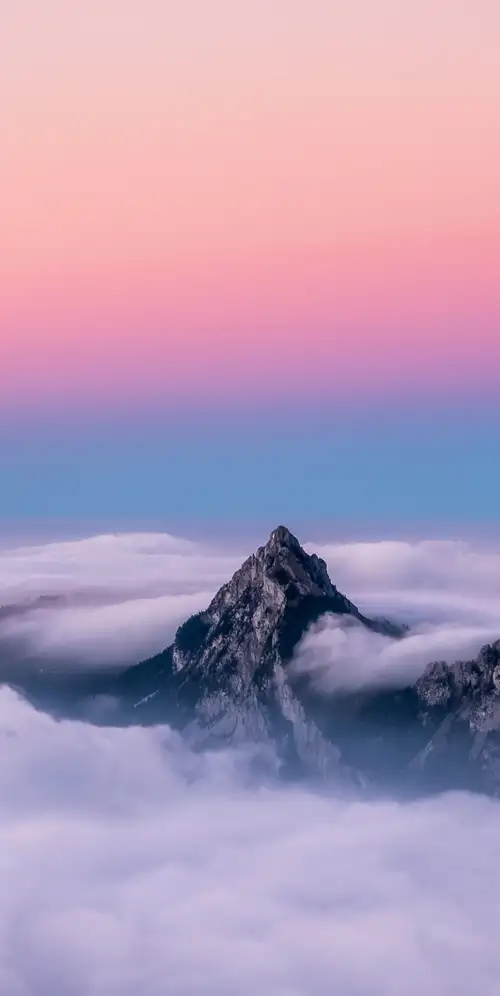 云层之上的山峰